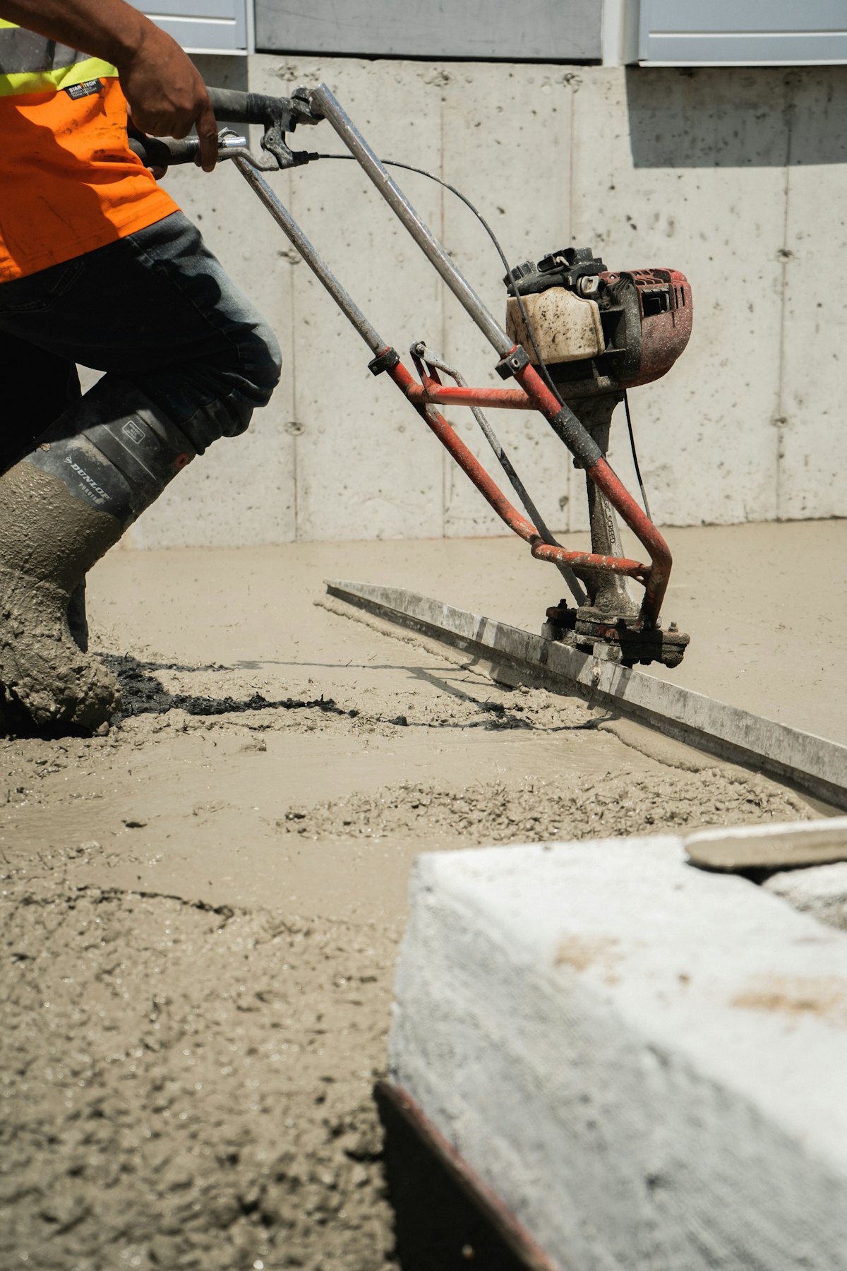 Usta beton yüzeyini makineyle düzeltiyor