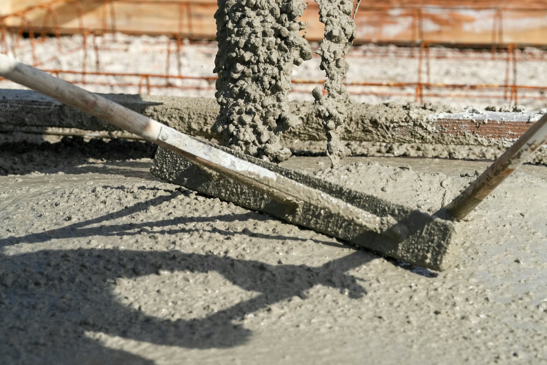 Boru ucundan dökülen beton mastarla çekiliyor