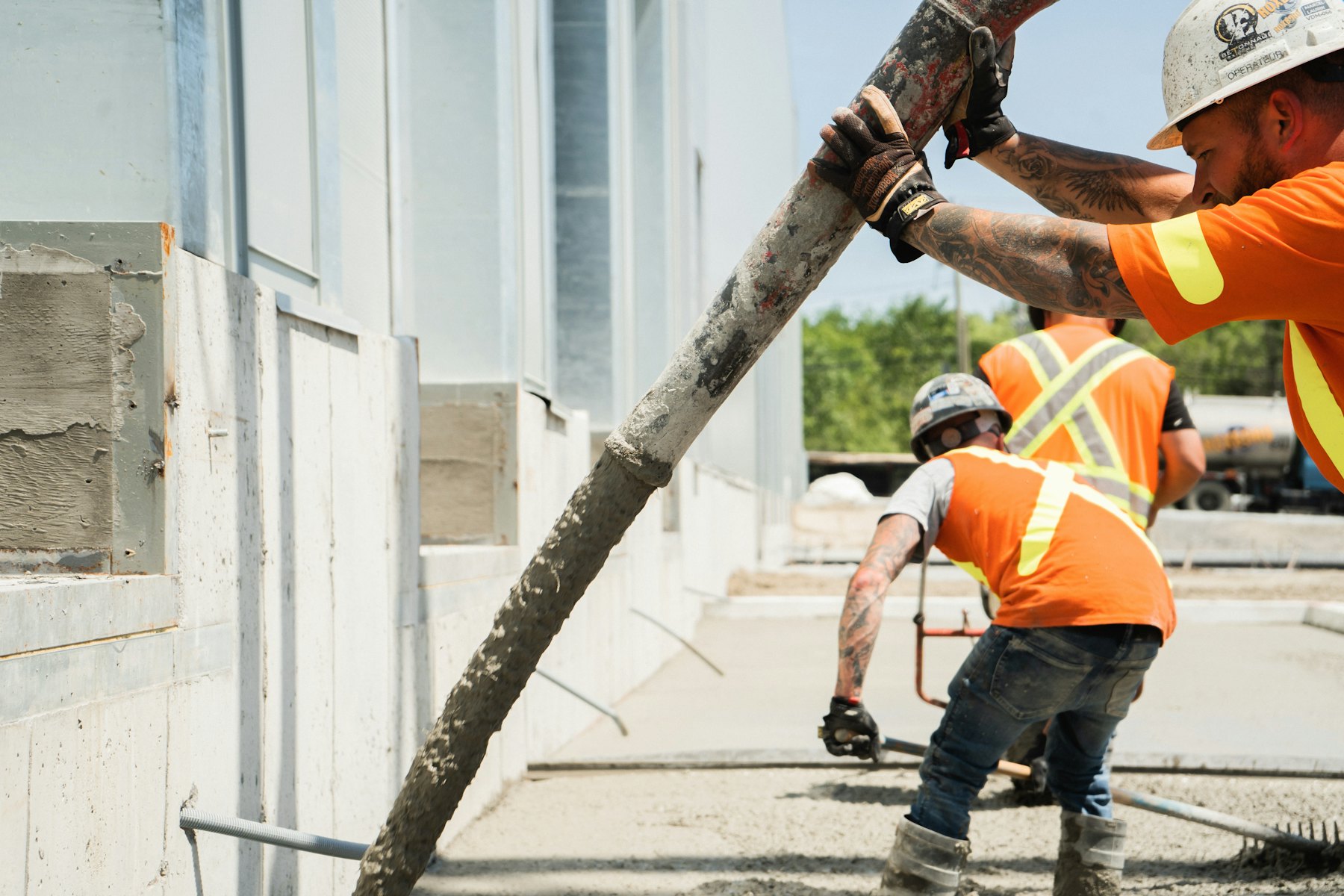 Ustalar boru hattının ucundaki hortumla beton döküyor