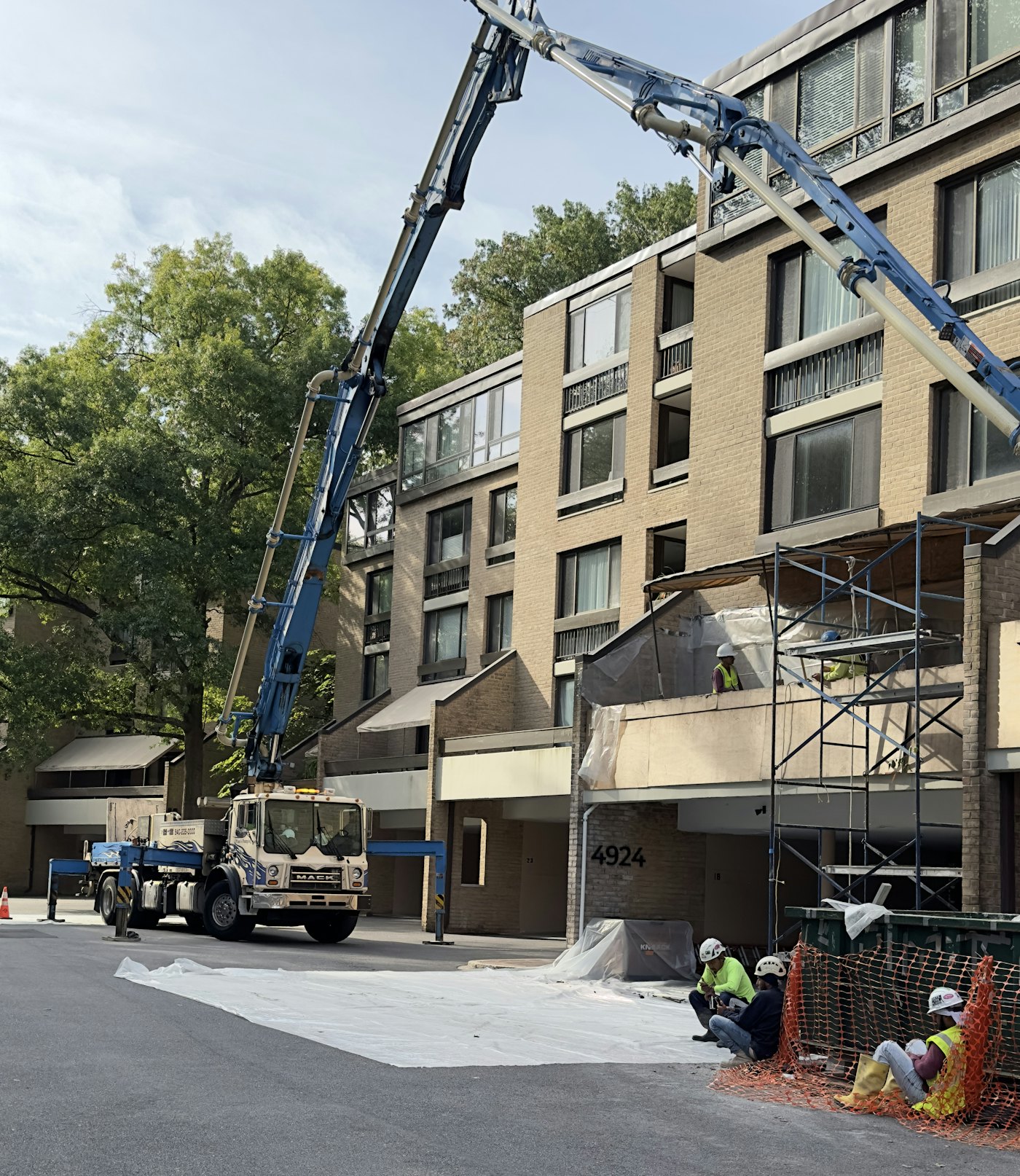 Bina önünde kolu açık mobil beton pompası